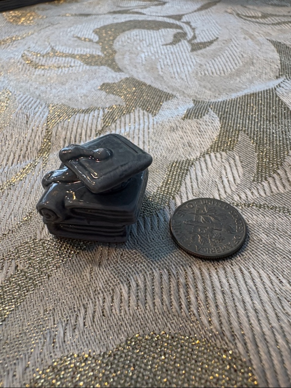 Vintage Wade Miniature Graduation Cap & Diploma Figurine - Slate Gray - Picture 3 of 4